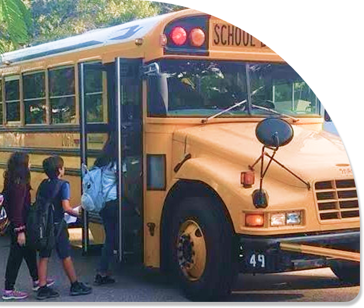 Imagem alunos subindo no onibus escolar